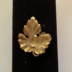 🍃✨ Vintage Gold-Tone Leaf Brooch Pin Pendant
